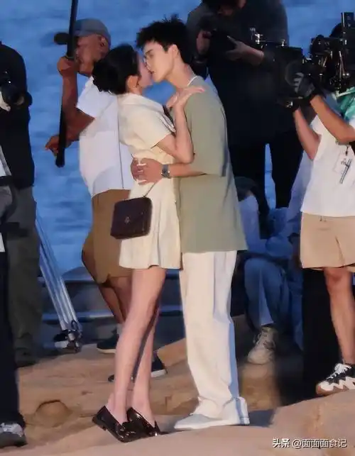 分手传闻仅4月,关晓彤的一张海边亲吻照,让鹿晗看起来像个笑话