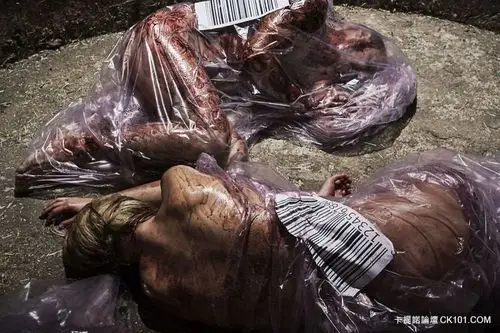 这些人「遭扒光裸体倒吊放血」,原以为是杀人狂犯案现场,没想到原来是