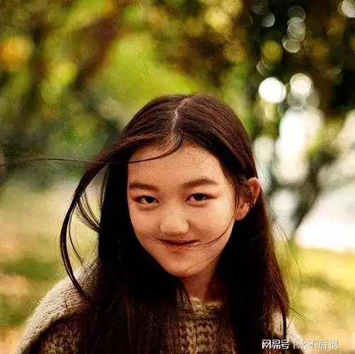 王菲俩女儿罕见同框差距非常大26岁窦靖童16岁李嫣姐妹风