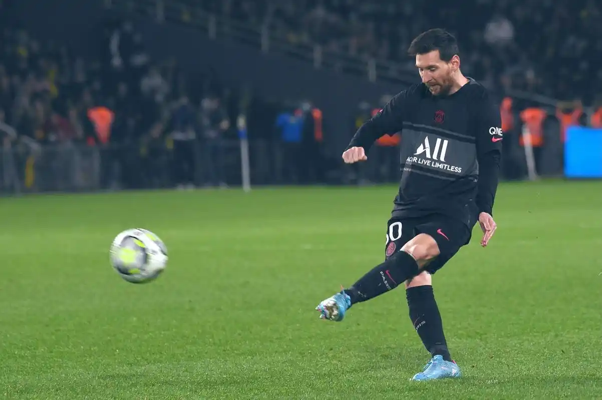 大巴黎彻底与梅西撕破脸皮,要赶梅西走,停赛,停训,停薪!