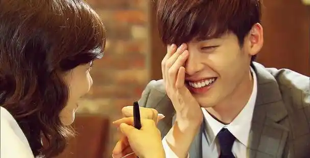 李钟硕在自己的instagram上更新了一张合影,照片中他和李宝英同框.