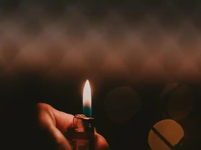 打火机,火,火焰,手,黑暗 壁纸