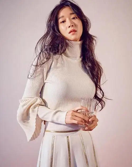 徐睿知22吋蚂蚁腰上热搜,网友:看到她的牛奶肌更不淡定