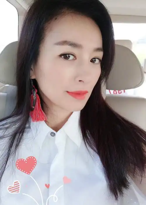 张庭坐在车上晒自拍,是逆龄女神没错了,耳朵上的复古耳环很惹眼