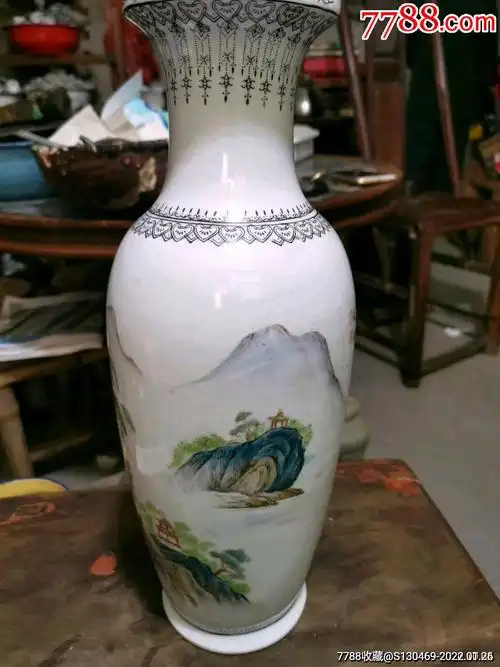 中国景德镇制六字款手绘山水诗词大花瓶