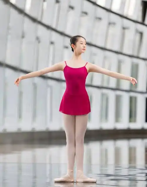 硬糖少女张艺凡穿"死亡白袜"跳芭蕾舞,当舞姿一摆,被腿型被吓到