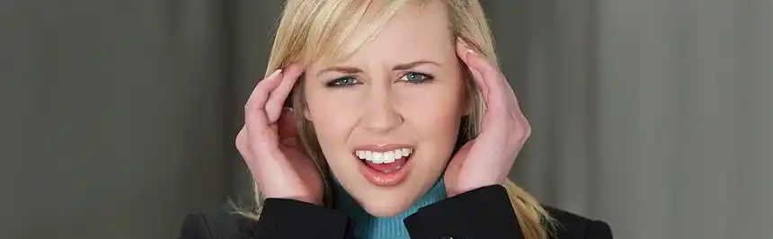 全景心理健康强调女商人抱着头痛苦中承受压力崩溃