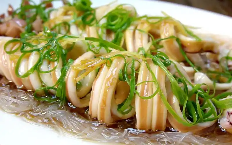 【清蒸鱿鱼】鱿鱼这样做太好吃了,不用煎不用炸,鲜香肉嫩无腥味!