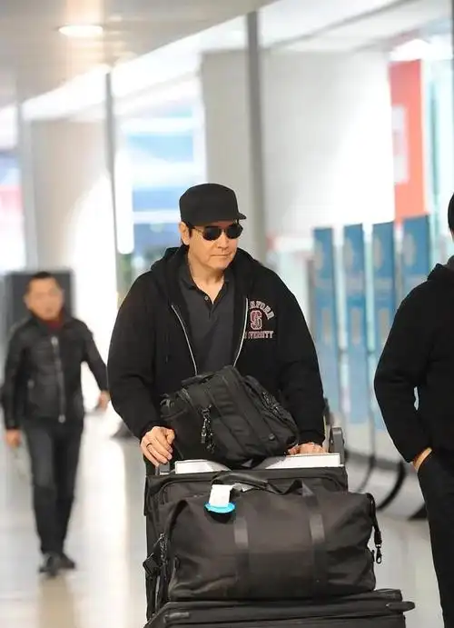 费翔现身机场,身材发福脸部松弛,老态尽显,昔日男神如今无人识