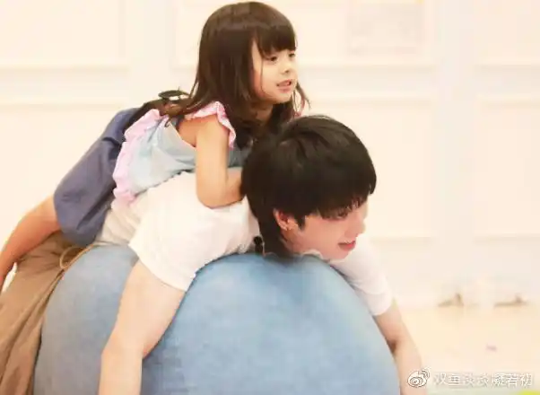 华晨宇抱娃被拍,孩子被打扮成"小公主",正脸出镜像极了张碧晨