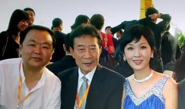 在1986年定居在美国康涅狄格州,龚雪与丈夫于1988年11月生了个女儿.