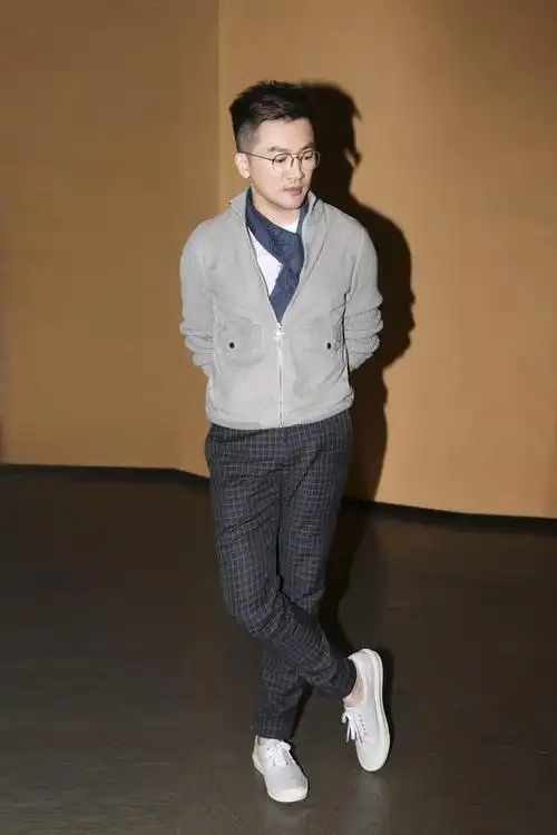 官方晒苏有朋近照46岁的他遭到网友调侃刚从韩国进修完毕