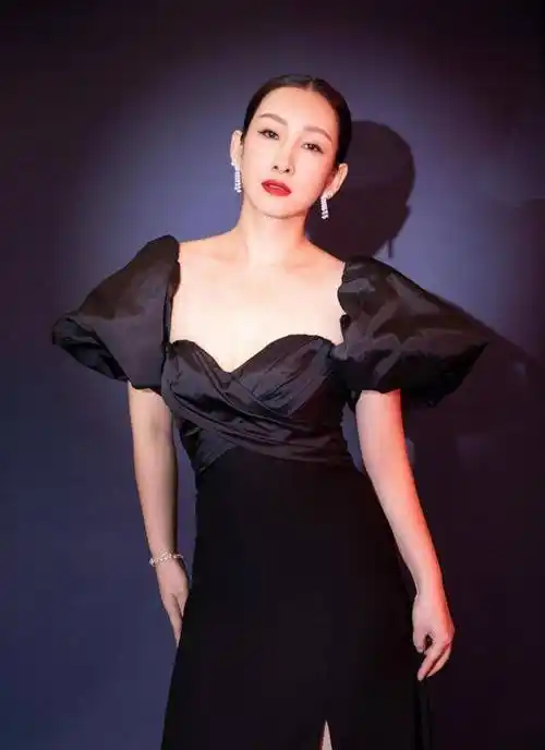 原创秦海璐高调美一次黑色露背裙大秀好身材不靠美貌也能成为焦点