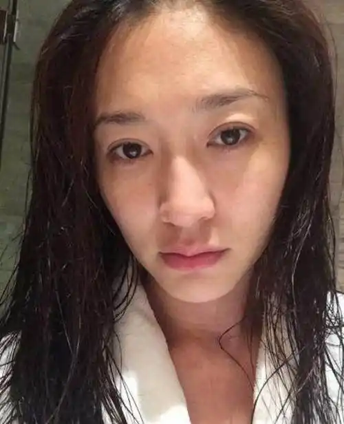 女星们的素颜近照曝光,卸妆后的她们,可能还没你老婆漂亮!