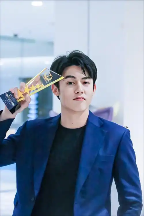 1990年3月19日出生于泰国清迈,泰国男演员,歌手