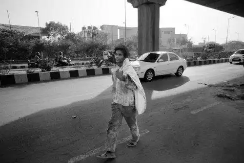 外地来的17岁的少年darminder走在大街上,他几个小时之后因与其他嗜毒