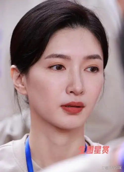 当30岁钟楚曦和37岁江疏影站一起,我才明白骨相美和皮相美的区别