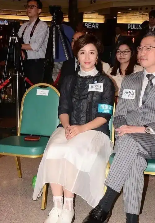 关咏荷老出皱纹也不扮嫩,发福身材虽没了女人味,至少真实啊!