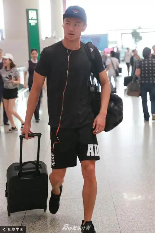宁泽涛帅气运动风现身机场