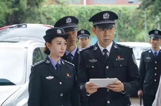 电视剧《深渊行者》拍摄于2017年,其演出阵容汇集了翟天临,吴秀波,张