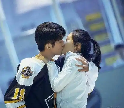 吴倩张新成拍吻戏,两人姿势太入戏,张雨剑的"屋顶"着火了?