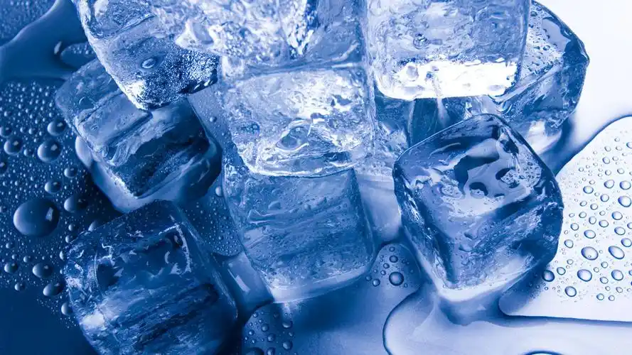 晶莹清凉的冰块唯美高清桌面壁纸