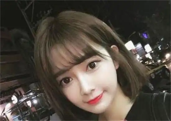 一款修剪的长度齐肩的女生黑色中短发直发发型,随意的披散在肩头,搭配