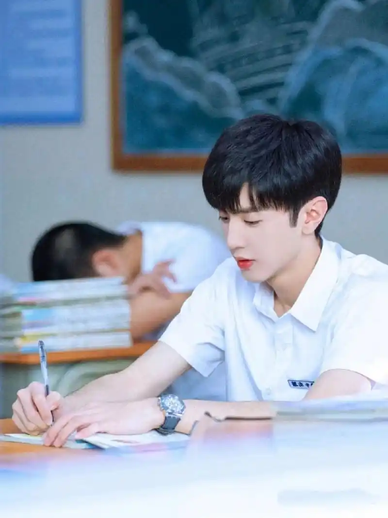 陈哲远精选壁纸头像    看了暗格里的秘密认识了陈哲远,他真的好适合