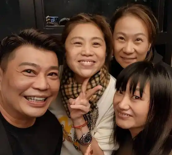 梅小惠与阮兆祥趁着春节假期开心相聚 两人素颜大方合影显感情好_朋友