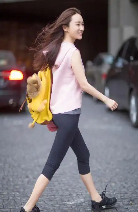 辣妈霍思燕身穿无袖粉色带帽卫衣,搭配紧身短裤,元气十足!