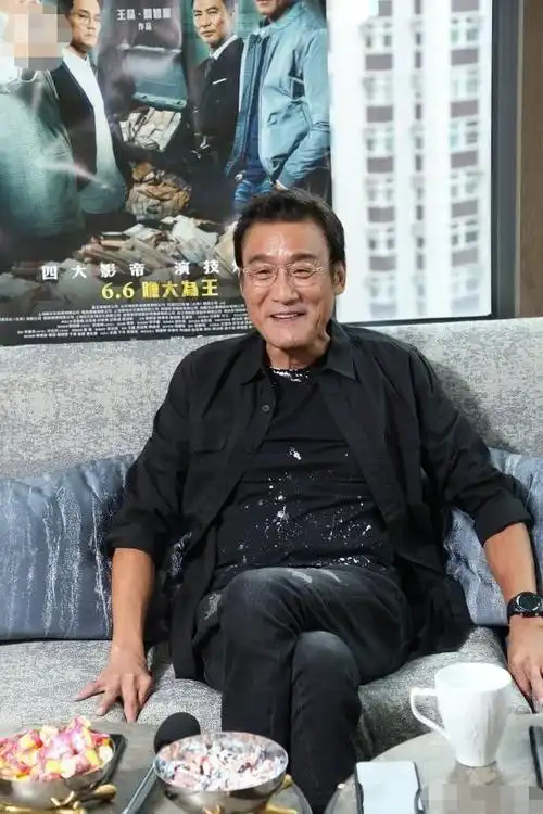 网友偶遇61岁梁家辉爬山满脸都是褶子老得让人心惊