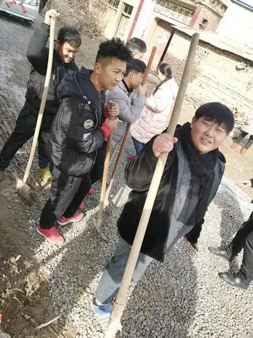 村里大学生勤工俭学存钱办了件大事,村民感动,村委反思!