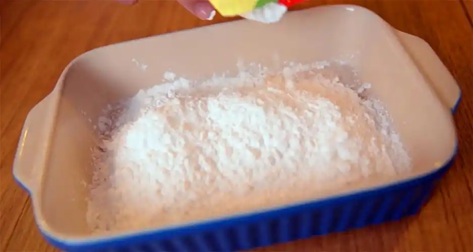 然后取个盘子倒入淀粉和小苏打,这里小苏打的作用是为了炸鸡肉的时候