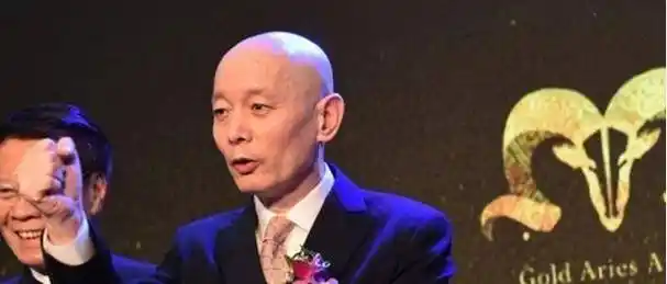 原创64岁葛优一家三口少见同框3岁儿子乖巧可爱戴帽子防人识