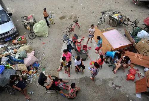 东莞外来工孩子生活:每天排队喝一口橙汁