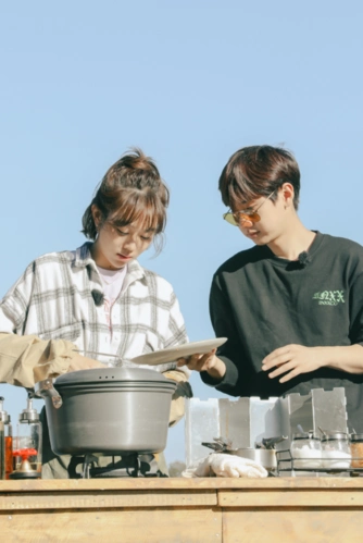 汪苏泷土味情话狂撩姜妍遭爱意满满堵嘴投喂