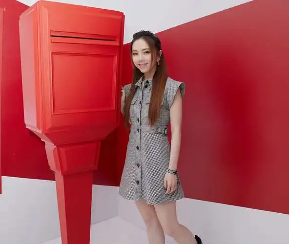 邓紫棋身穿黑白细格纹衬衫领连身短裙参加活动