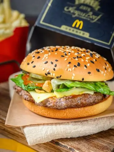 还有颜值hin高的夏日特饮「贵族汉堡」系列再增一员麦当劳又又又出