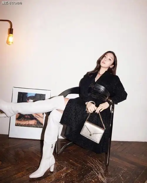 郑秀妍身穿一袭黑色连衣裙展现多面优雅,气场十足