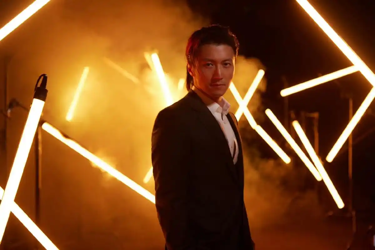 谢霆锋鲨我,背头77西装77白衬衫,是锋味穿搭!