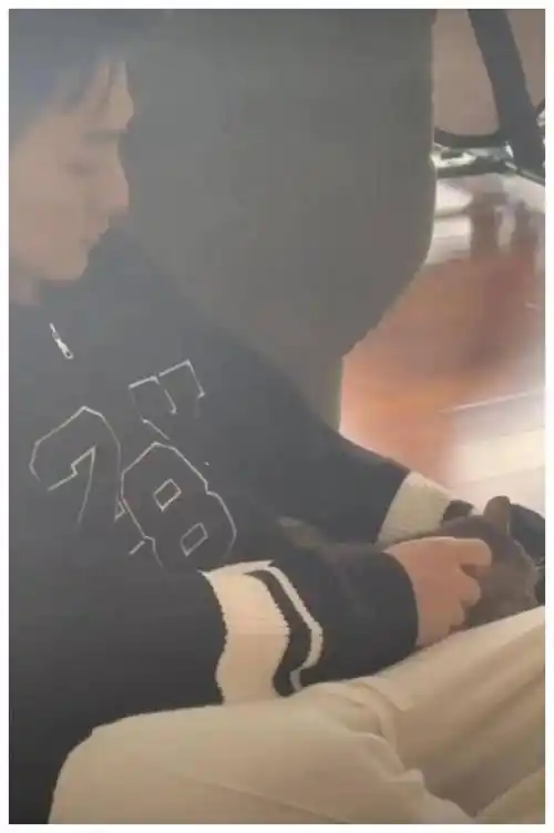 张馨予36岁宅家晒别墅,神秘军官老公抱猫,超可爱恩爱镜头吸睛_生活