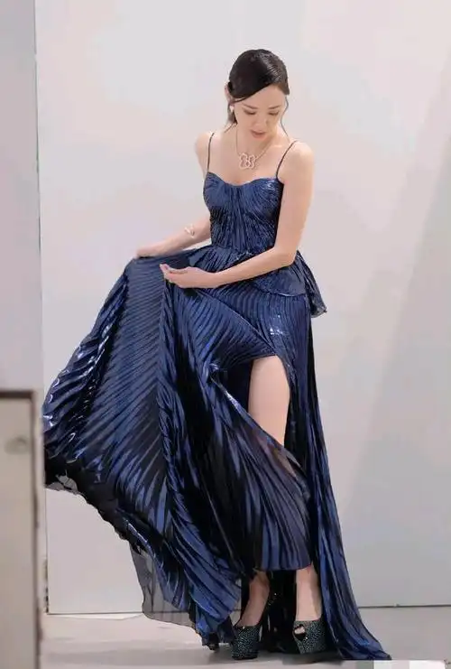 香港女星谭凯琪身材吊带长裙尽显妩媚动人