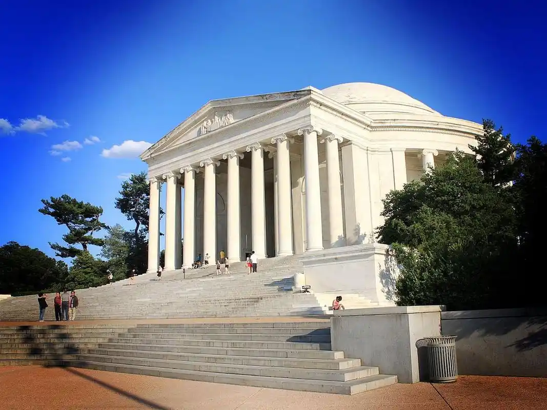 美国首都华盛顿广场的杰斐逊纪念馆大厦落成使用已久,建筑物表面斑驳