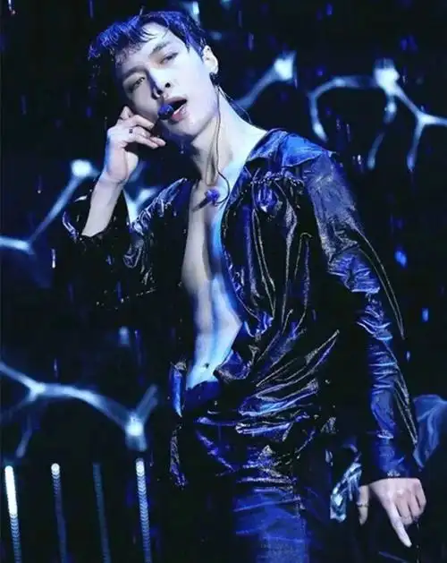 的身材要求十分严苛,仔细看,他那清晰的肌肉线条并不比健身教练的差