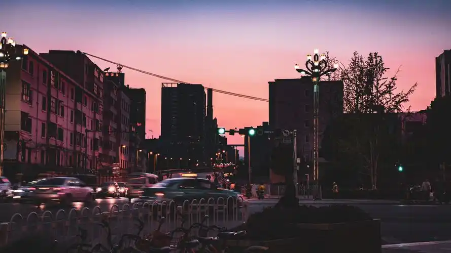 傍晚的街道回家的路人