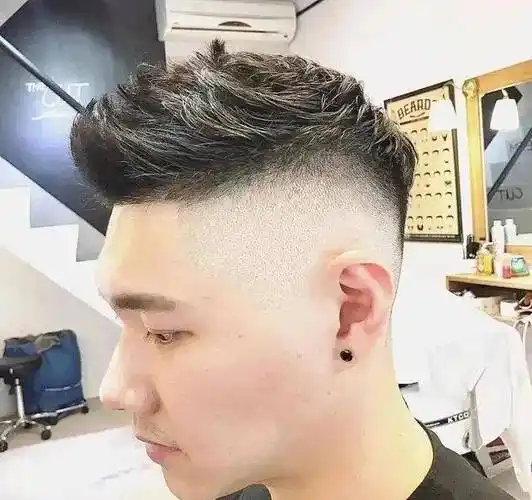 夏季男生流行发型 潮男必剪的男生短发_时尚_层次感_修剪