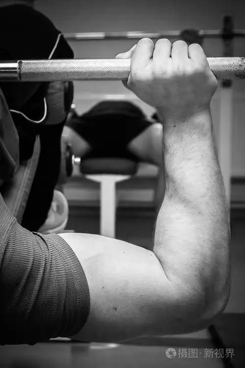 在健身房里的男人