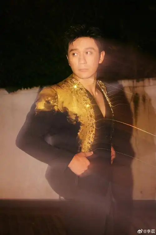 李晨鎏金岁月造型#@李晨最新活动造型释出,一袭复古鎏金西装让人瞬间