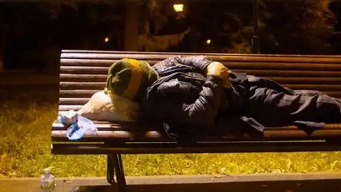 睡在公园长椅上的流浪汉
