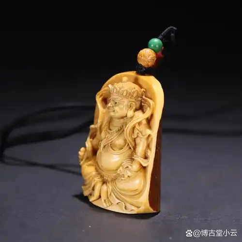 象牙质地细腻,牙纹如画,清晰可辨,每一道纹理都仿佛诉说着历史的沧桑.